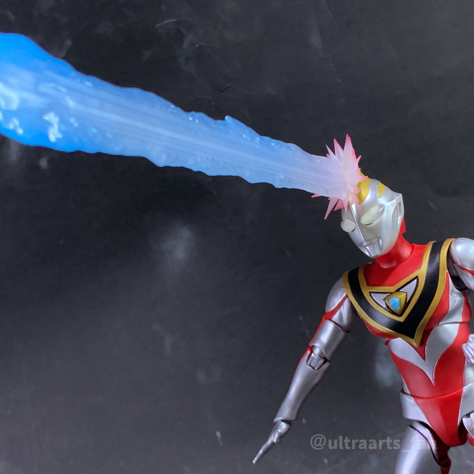 S.H.フィギュアーツ(真骨頂製法)ウルトラマンガイア(V2)&エフェクトパーツ Amazon.co.jp: TAMASHII NATIONS S.H.フィギュアーツ(真骨彫製法